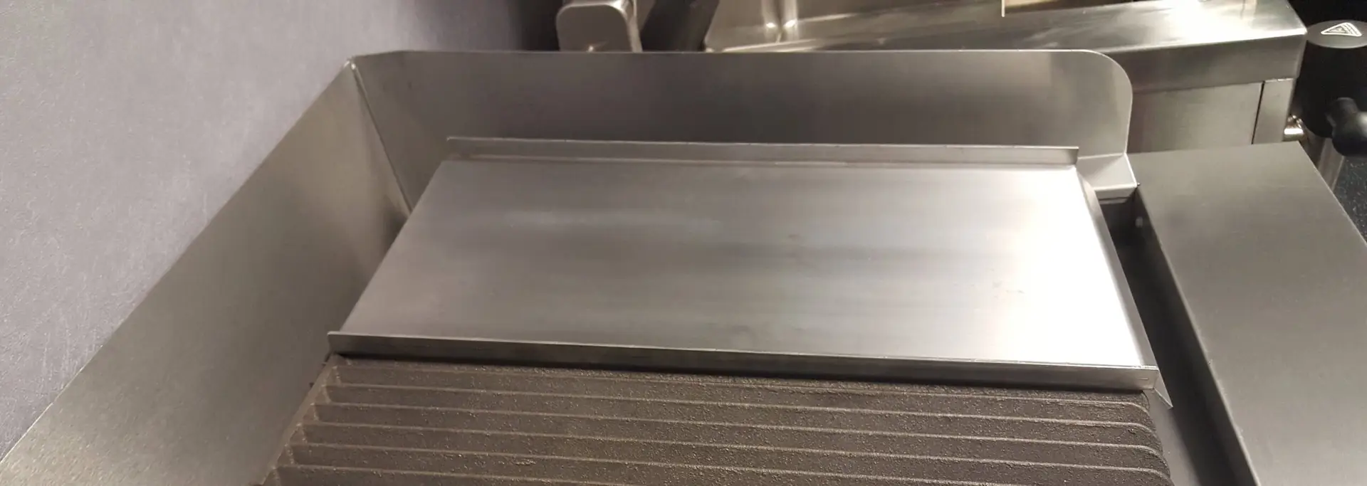 Hobart BCB600-1 Bonnet 600mm Gas Charbroiler, 14.8kW - Image 2