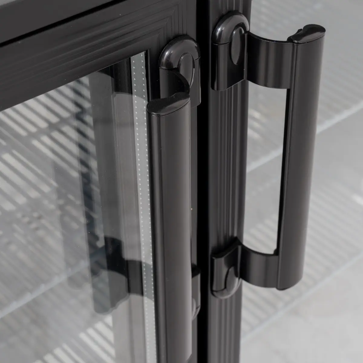 KOLDBOX Triple Hinged Glass Door Bottle Cooler - Image 4
